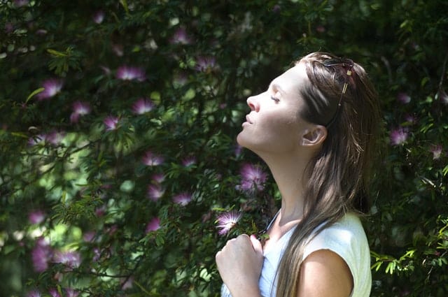 Taking long breaths would help you relax your mind (Pexels)